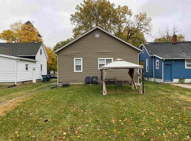 Building Photo - 3 bedroom 1.5 bath house - Now available for the 2026/2027 lease term!