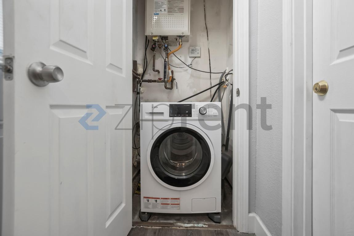 Building Photo - Unit 3