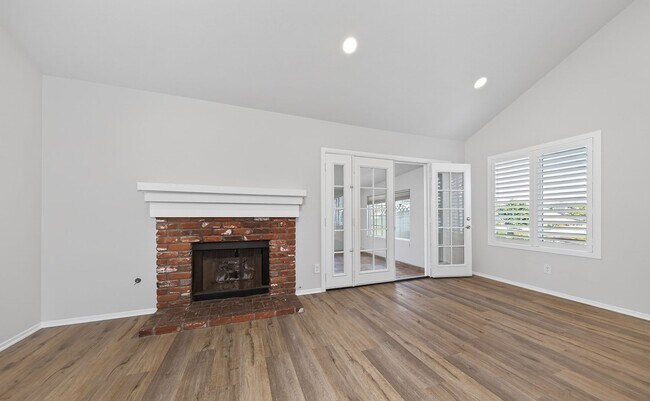 Building Photo - Beautiful Remodeled 2-Bedroom Single-Story Condo
