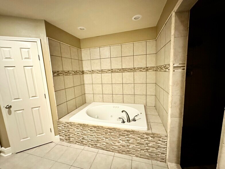 MBR bath (en-suite) - 4514 Woodlyn Dr