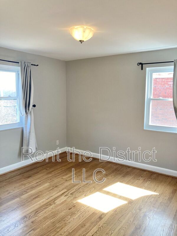 Building Photo - 4819 8th St NE