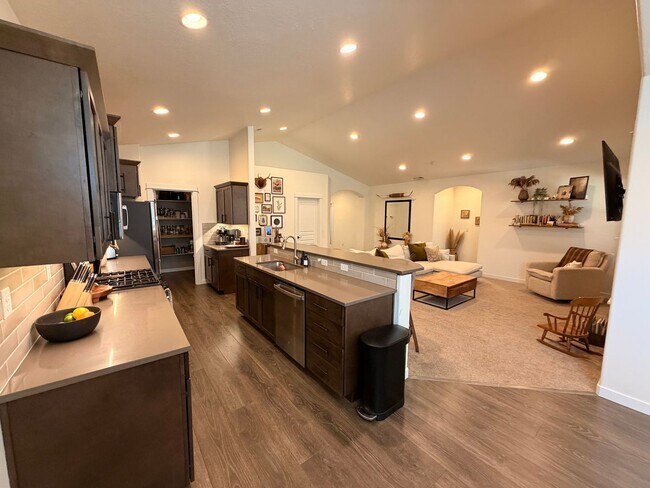 Building Photo - 3 Bed/2 Bath Single Level Home in Sisters! - Backs Up to Deschutes National Forest