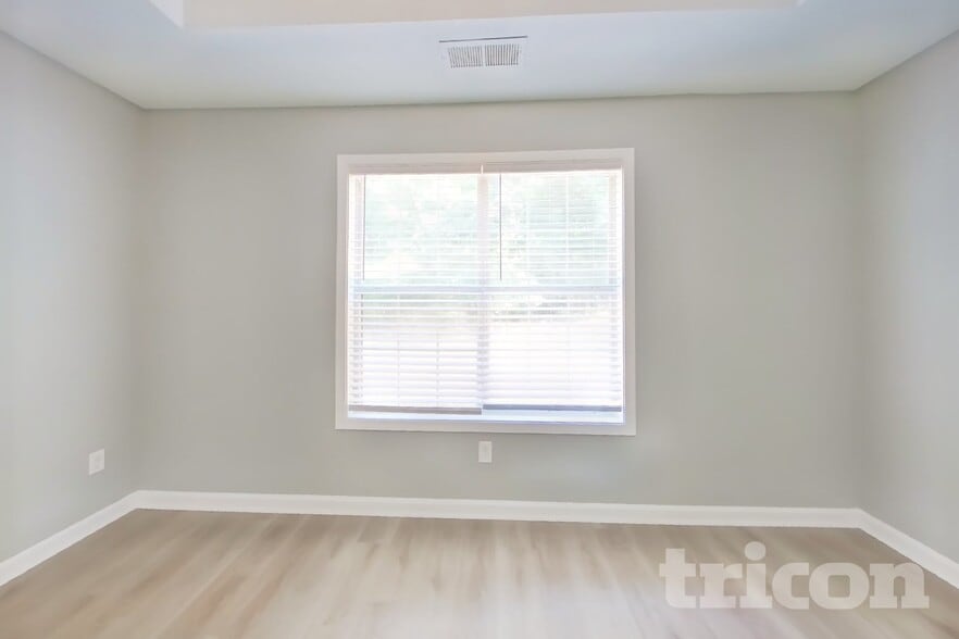 Building Photo - 390 River Point Dr