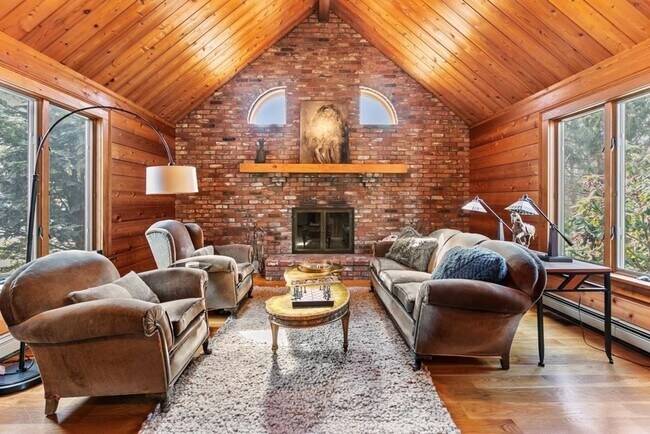 Building Photo - Stunning 3-Bedroom Home with Indoor Pool &...