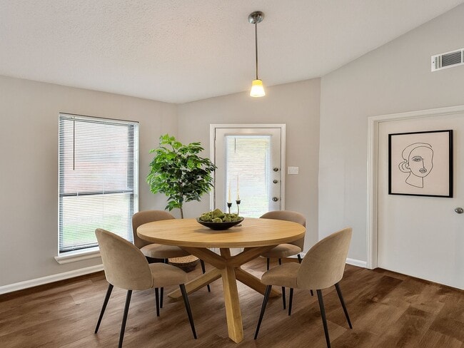 Building Photo - Charming 3-Bed, 2-Bath Home in Lewisville with Open Floor Plan & Fireplace