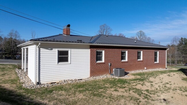 Building Photo - 313 Arrowood St SE