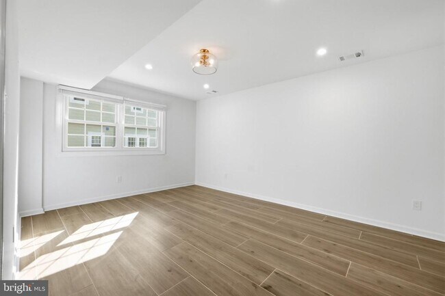 Building Photo - 448 Summers Dr