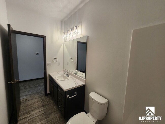 Building Photo - 300 S Willow Spring Dr