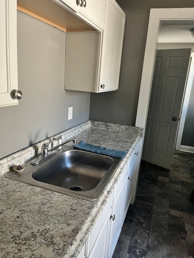 Building Photo - Charming Single Family Home