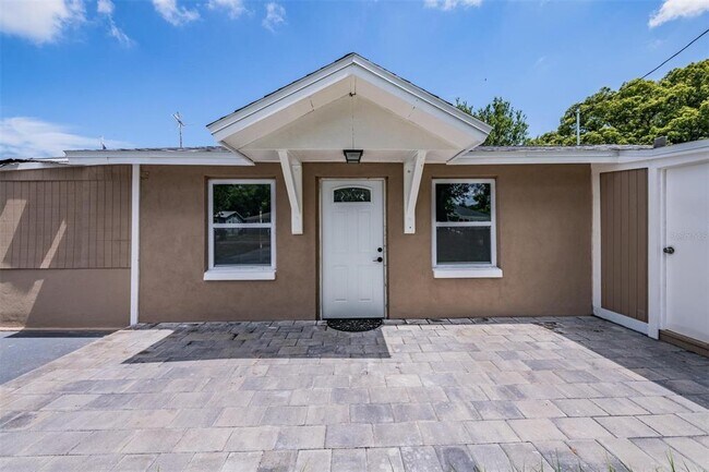 Building Photo - 636 Stremma Rd