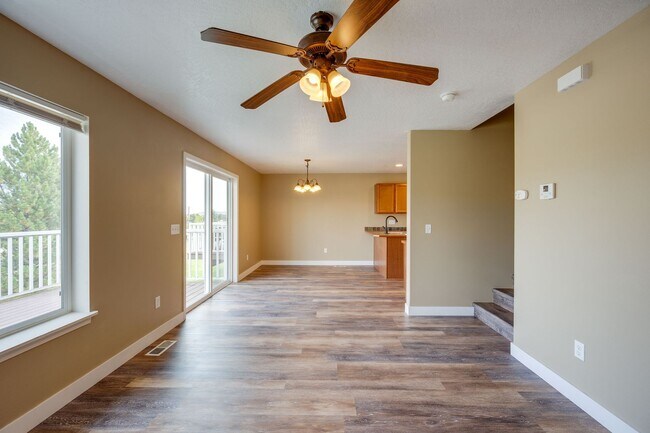 Building Photo - Charming Pullman Retreat with Space to Live and Entertain