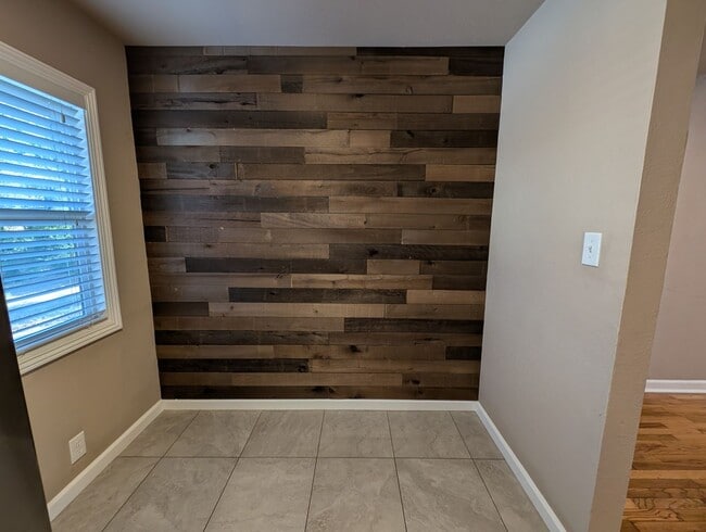 Building Photo - 3 Bedroom House in Shasta Lake, Fridge, Wa...