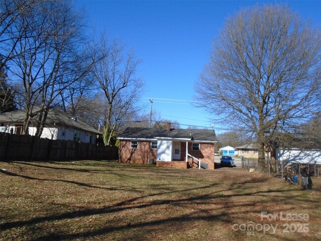 Building Photo - 322 N Hoskins Rd
