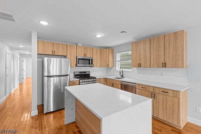 Building Photo - 19 Shaw Ave