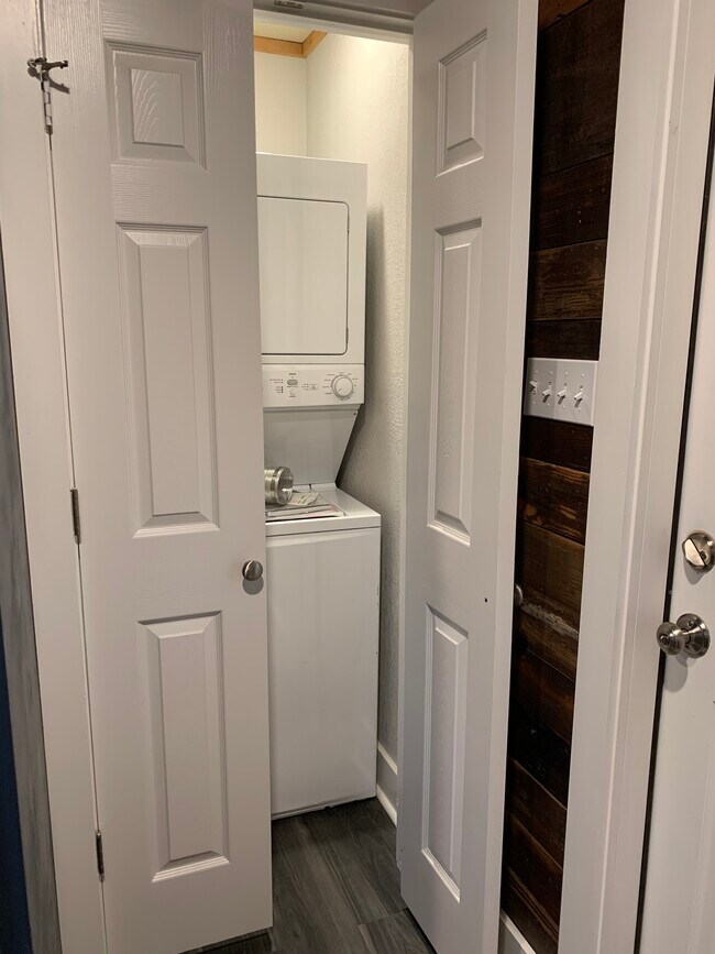 Building Photo - 602 Dallas St