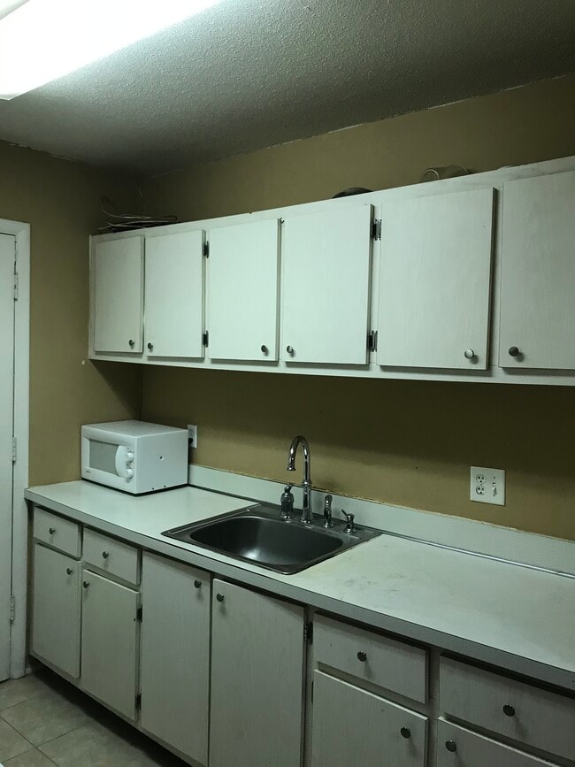 Building Photo - 1700 SW 16th Ct