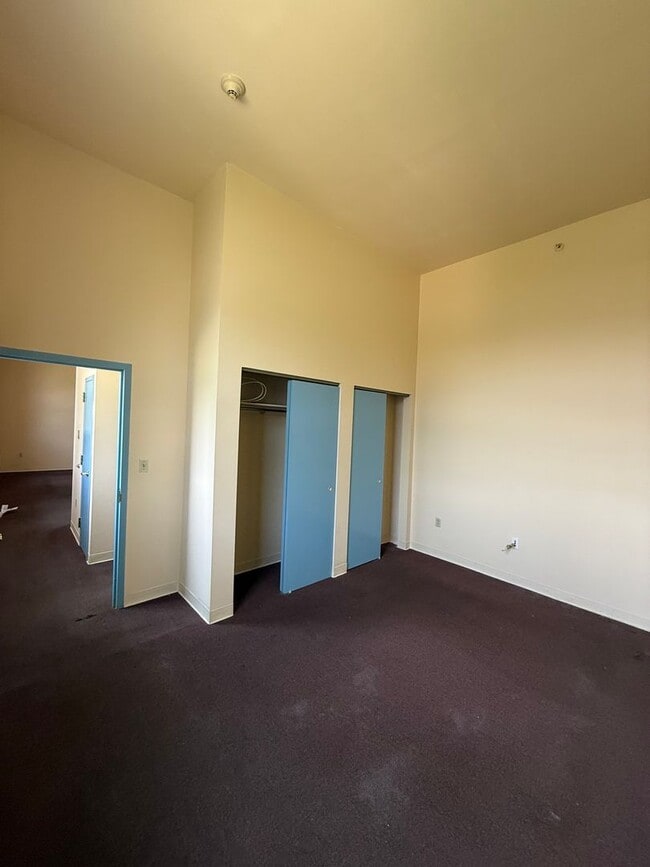 Building Photo - Spacious 2 Bedroom Apartment