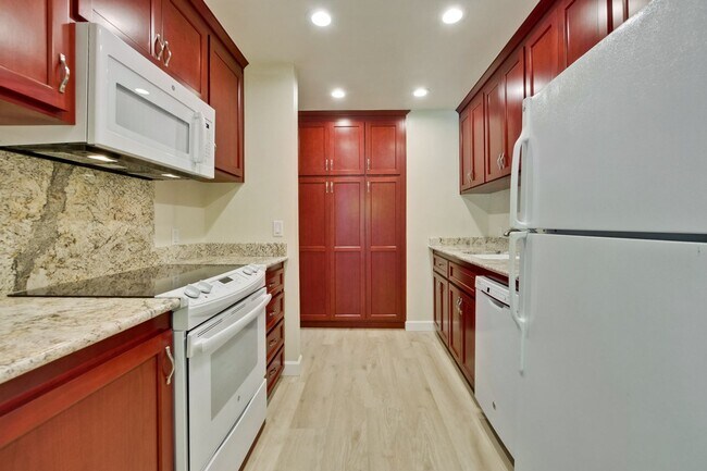 Building Photo - Beautiful 2BR 2BA downstairs condo in Moun...