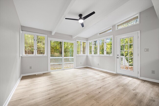 Building Photo - Beautifully updated and freshly painted 3-...