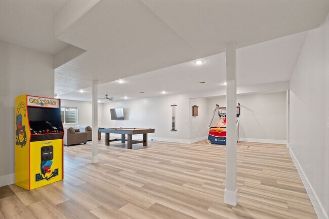 Building Photo - Elegant Residence on an Arce Lot