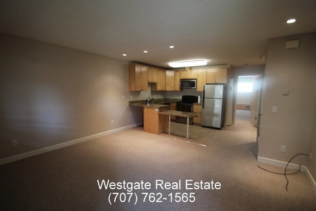 Building Photo - Lovely 1 Bedroom/1 Bathroom West Petaluma Condo Available Now