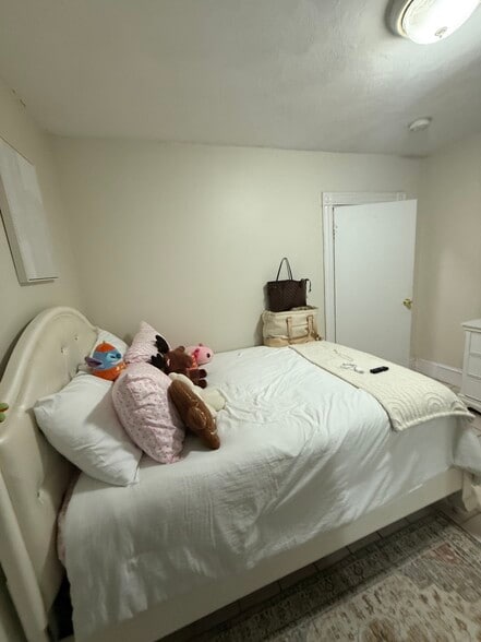 Building Photo - 148 Hillside St