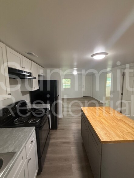 Building Photo - 604 Betty St