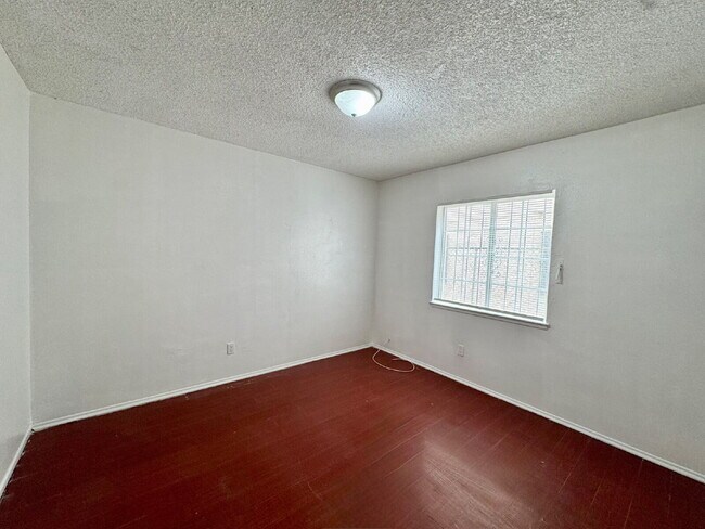 Building Photo - Bright & Budget-Friendly Condo for rent Ac...