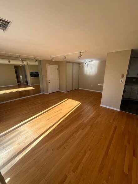 Building Photo - 216 Hickory Ct