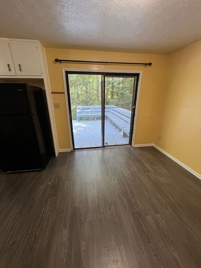 Building Photo - NOW AVAILABLE!!! Beautiful Townhome with M...