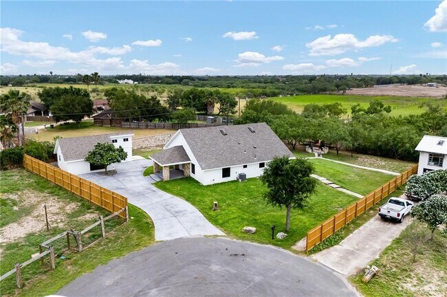 Building Photo - 12304 Lakeview Dr