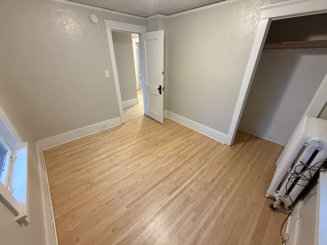 Building Photo - 6 bedroom 2 bath
