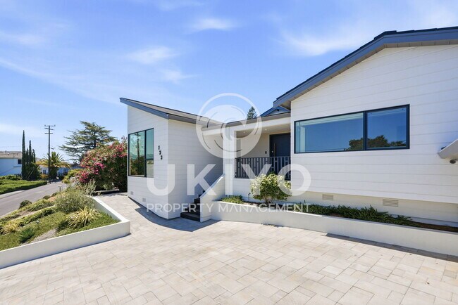 Building Photo - 133 Hilltop Crescent