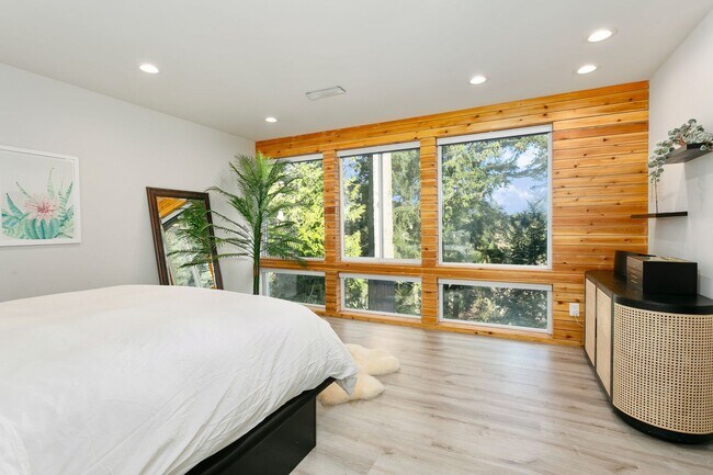 Building Photo - Gorgeous House in a Family-Friendly neighb...