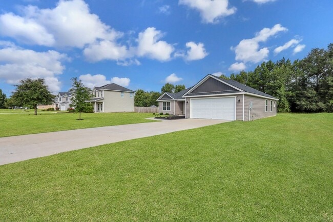 Building Photo - AVAILABLE NOW! (Pet Friendly)
