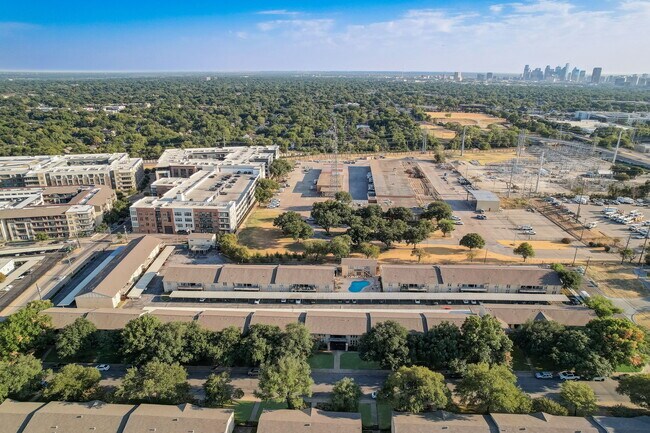Building Photo - 5814 Sandhurst Ln
