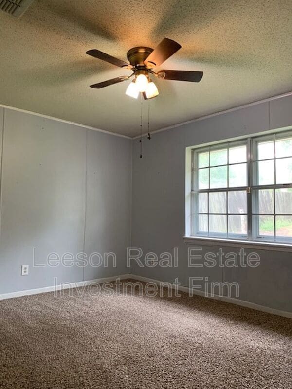 Building Photo - 302 Avenida Dr