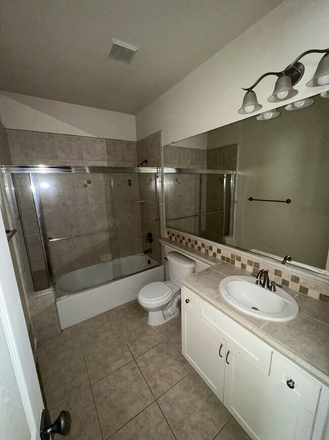 Building Photo - Luxurious 4-Bed, 3.5-Bath Retreat in Chowchilla - Spacious 2,379 Sq Ft Home Awaits!