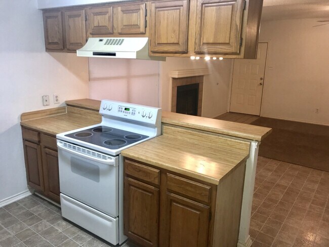 Building Photo - 3-2 DUPLEX! AVAILABLE NOW