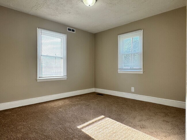 Building Photo - Recently updated spacious 2 bedroom with flex space and fenced backyard