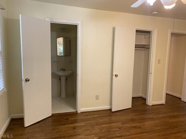 Building Photo - 2022 Woodbine Terrace NE