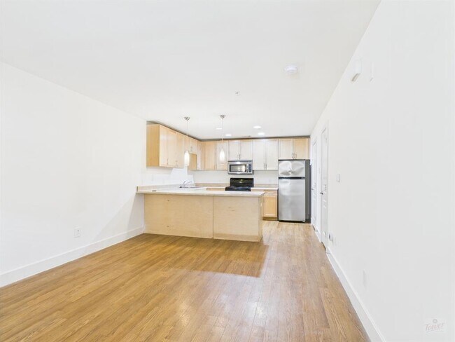 Building Photo - 711 W 32nd St
