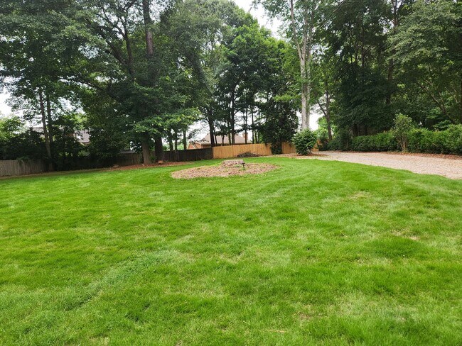 Building Photo - Executive Rental in Lake Redwine Community, 4 Bedrooms and 2.5 Baths 2 Car Garage - Newnan, GA