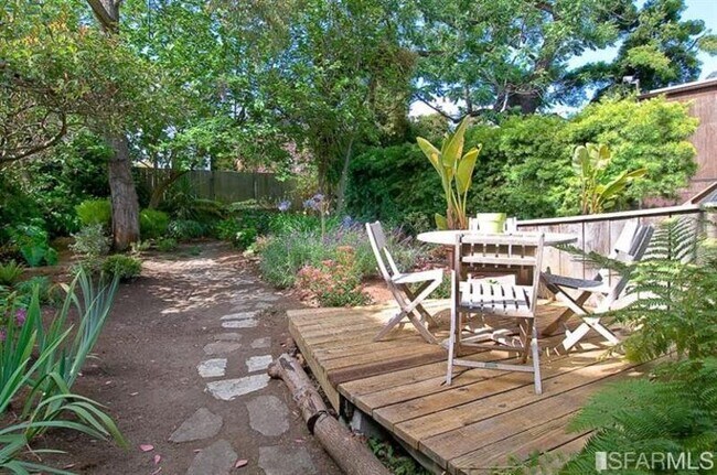 Building Photo - 2662 Bush St