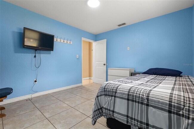 Building Photo - 1735 4th Ave E