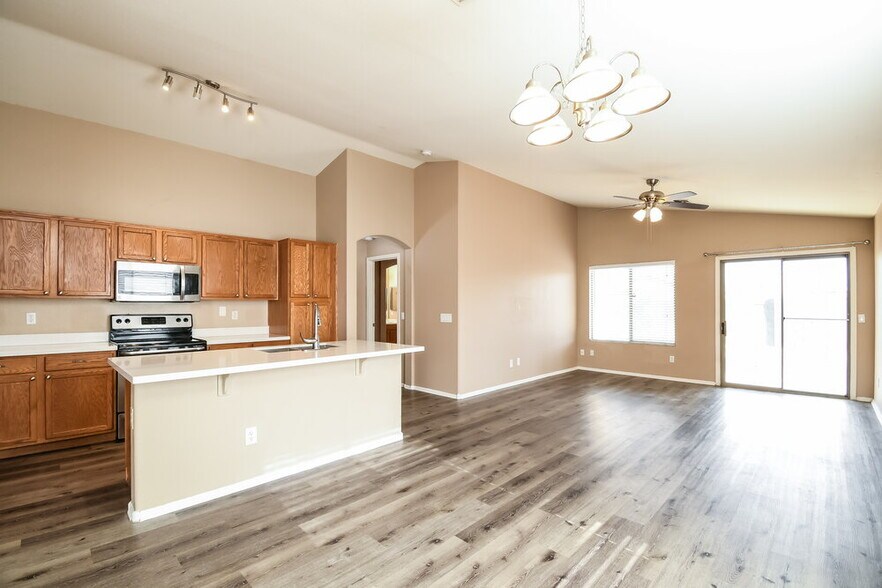Building Photo - 975 E Vernoa St