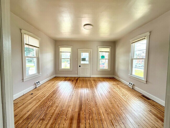 Building Photo - 37 N Kinzer Rd