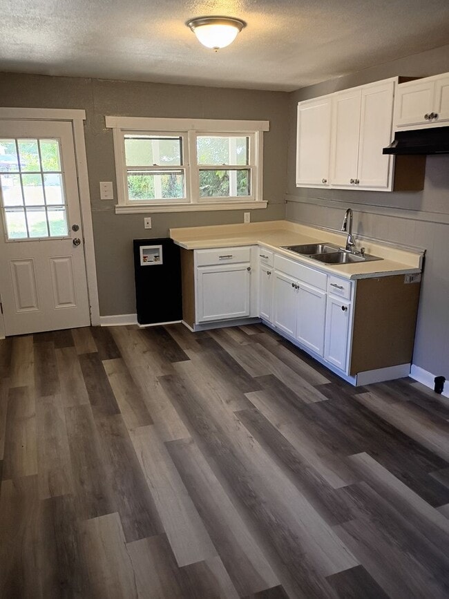 Building Photo - Nice 2 bed/1 bath, Central Air conditionin...