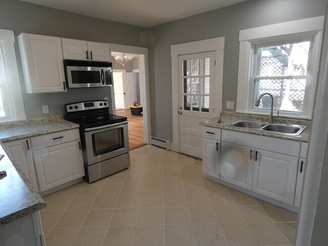 Building Photo - 94 Maple St