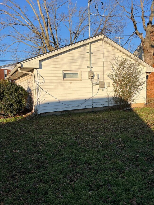 Building Photo - ONE BEDROOM, ONE BATH CUTE HOUSE IN PORTLAND!